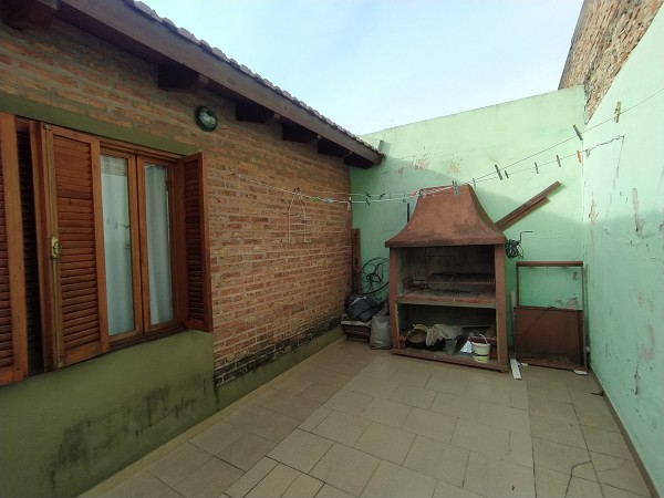 Casa dos dormitorios, patio, Pueyrredón 4700.