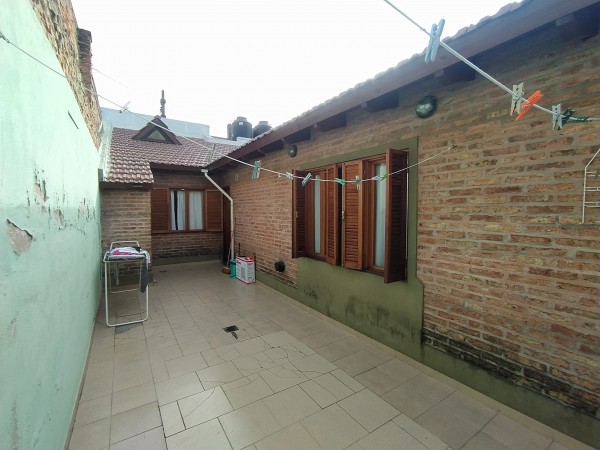 Casa dos dormitorios, patio, Pueyrredón 4700.