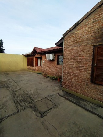 Casa dos dormitorios, patio, Pueyrredón 4700.