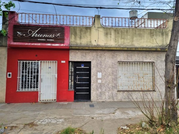 Italia 3700, Dos dormitorios, local o cochera. Terreno amplio. PERMUTA POR DEPARTAMENTO