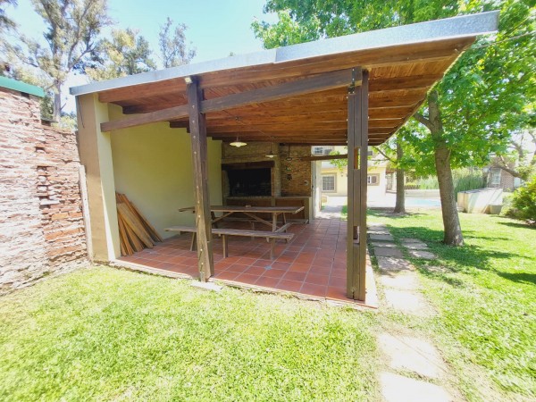 Casa Los Pinos, 3 dormitorios, 450 m2, pileta, quincho. 