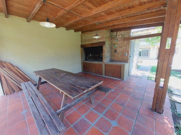 Casa Los Pinos, 3 dormitorios, 450 m2, pileta, quincho. 