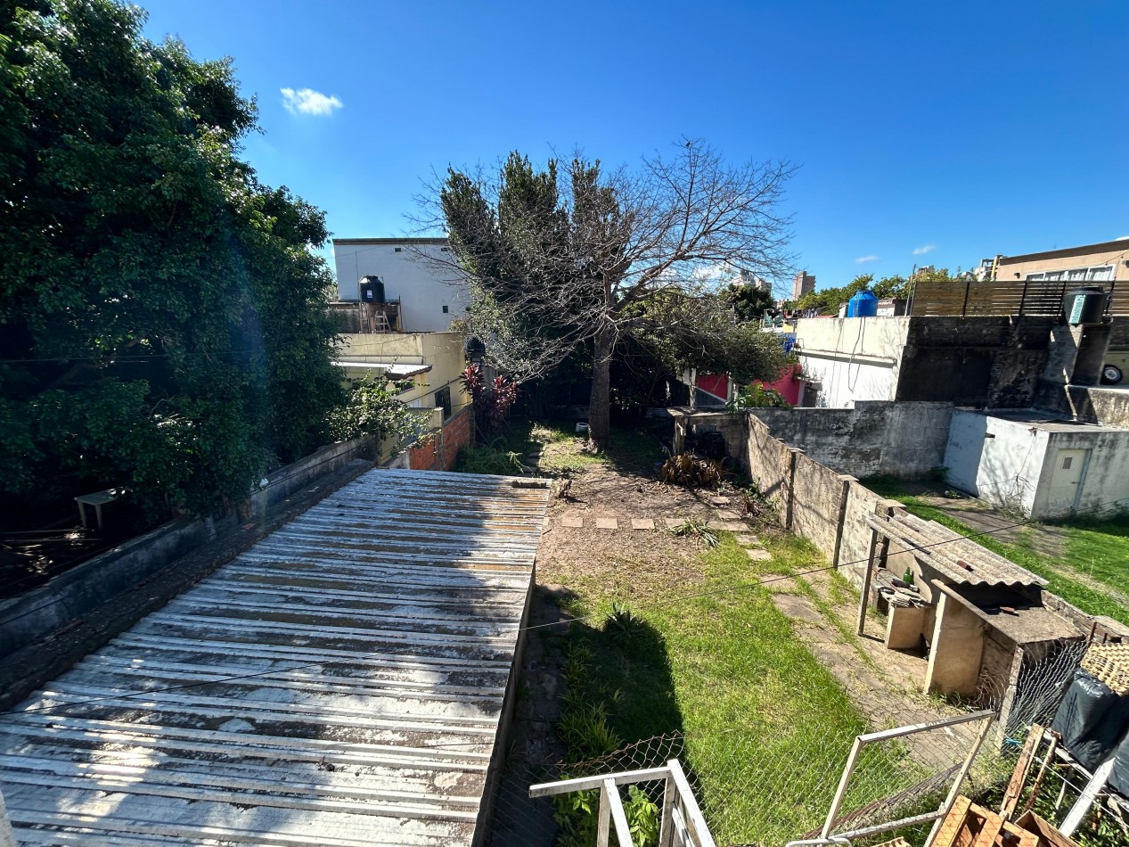 Rueda 1700, casa planta alta, cochera, dos dormitorios, patio y galeria!