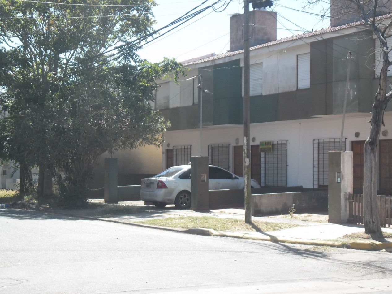 Lucila del Mar, Duplex, dos dormitorios, patio. 100 mts del mar.