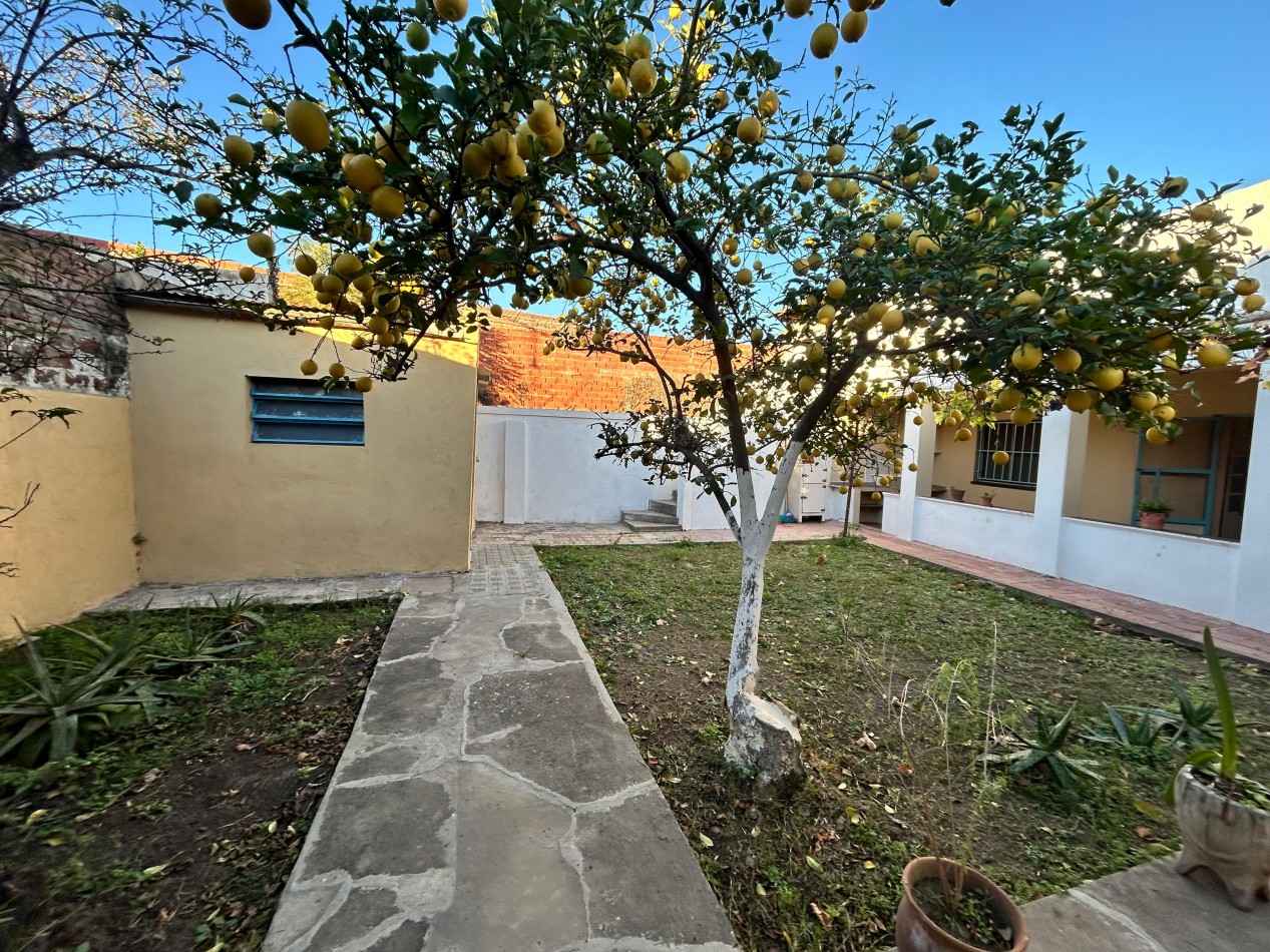 Casa, 2 dormitorios, patio, living y cocina comedor. Oportunidad, Excelente estado!