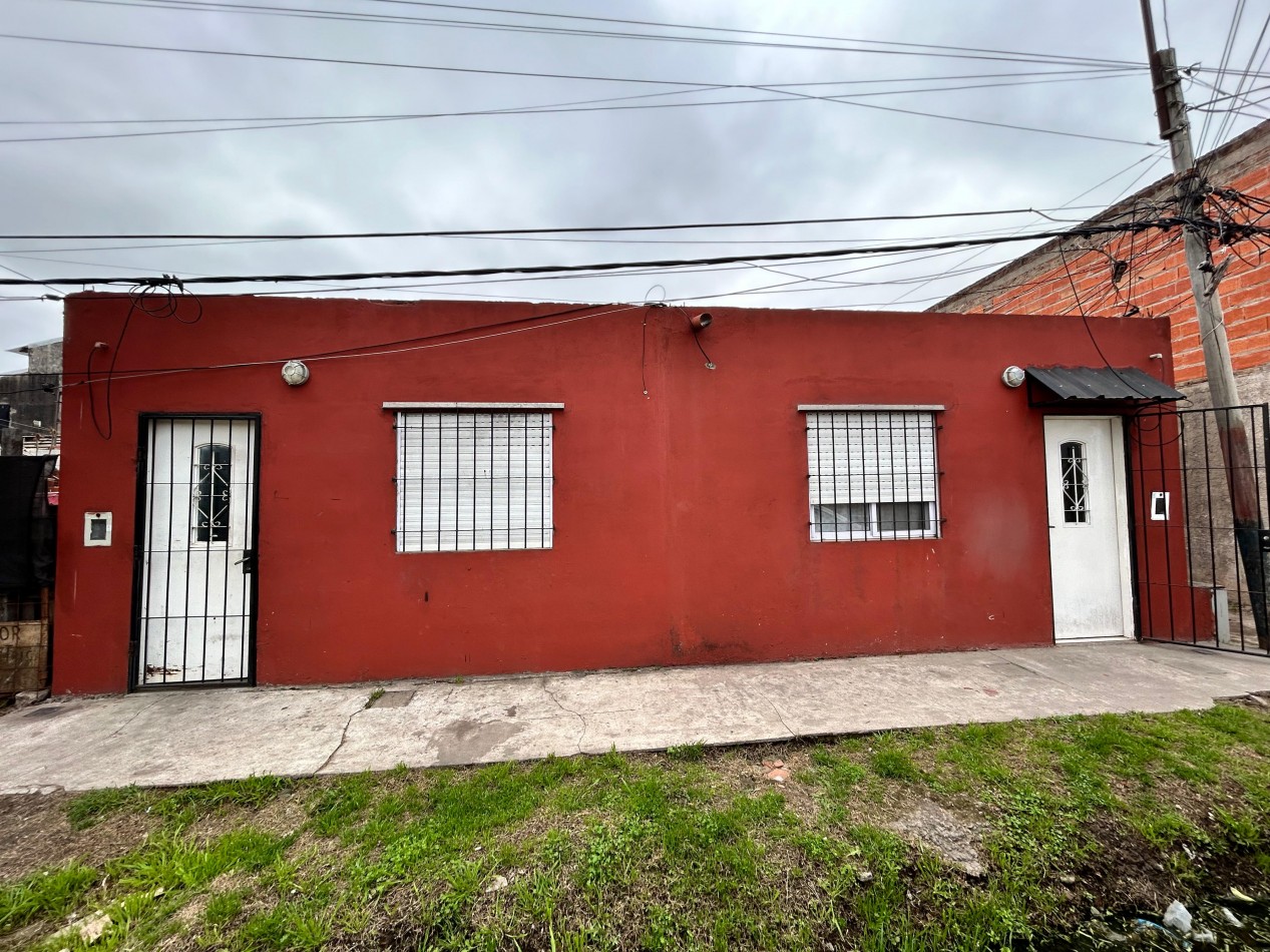 Dean Funes 7000, dos casas en venta, cada una de un dormitorio. 