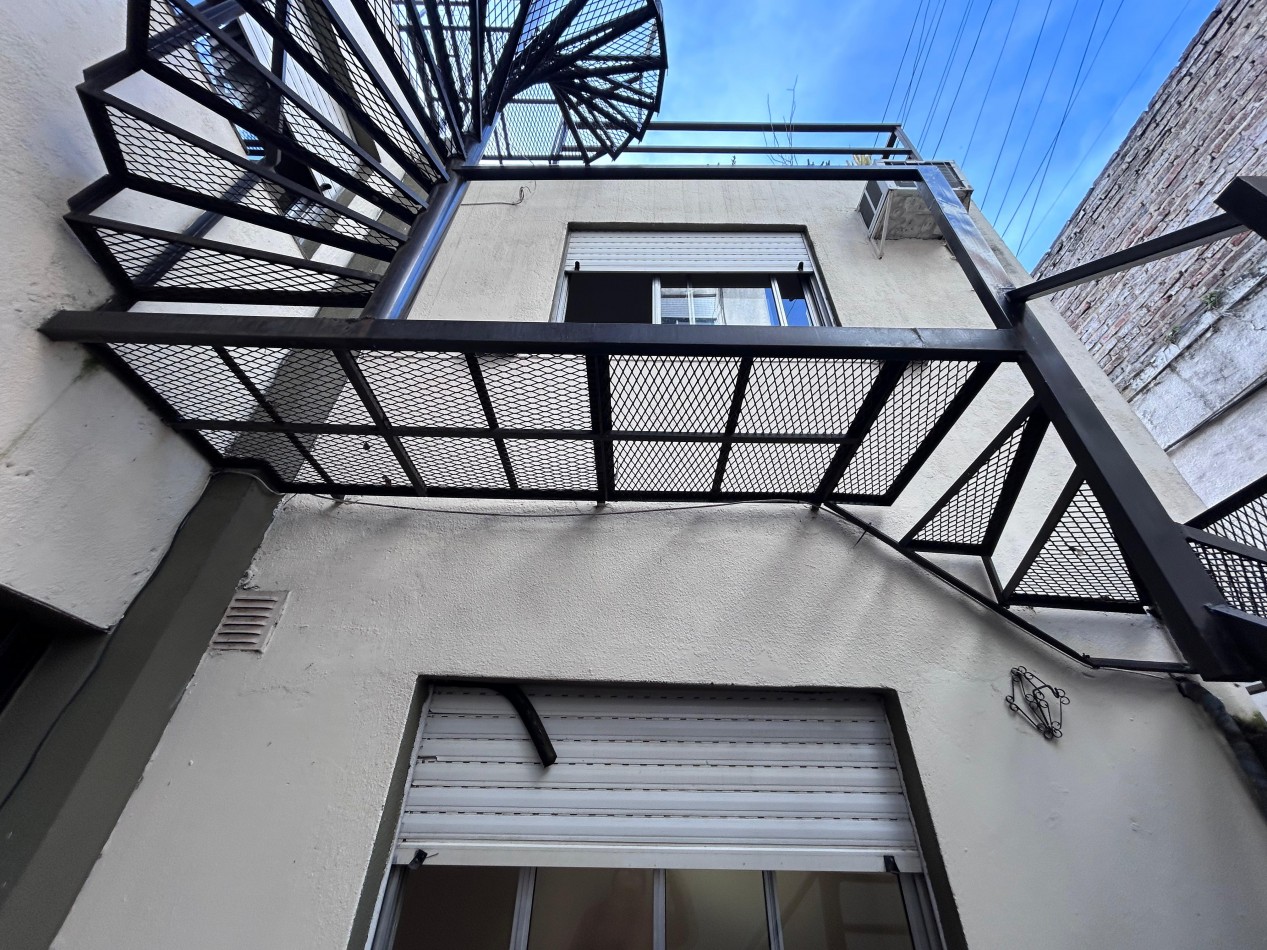 Jujuy 1900. Propiedad de pasillo, Duplex 2 dormitorios con Terraza exclusiva