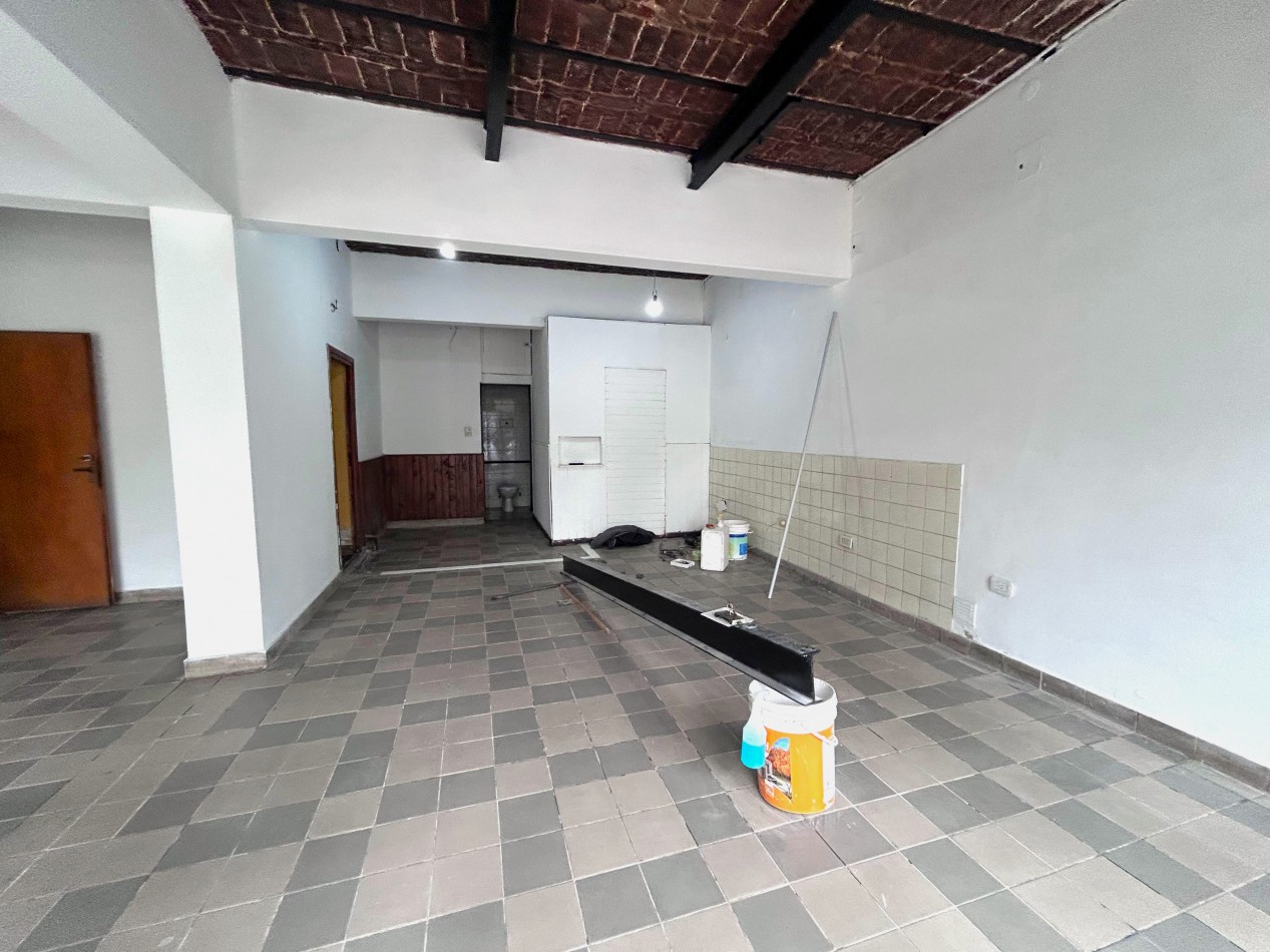 27 De Febrero 2200,  a metros de Bv Oroño, Amplio Local, dos baños, zona comercial