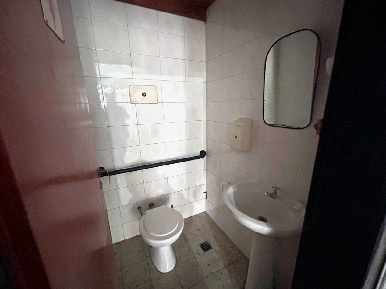 27 De Febrero 2200,  a metros de Bv Oroño, Amplio Local, dos baños, zona comercial