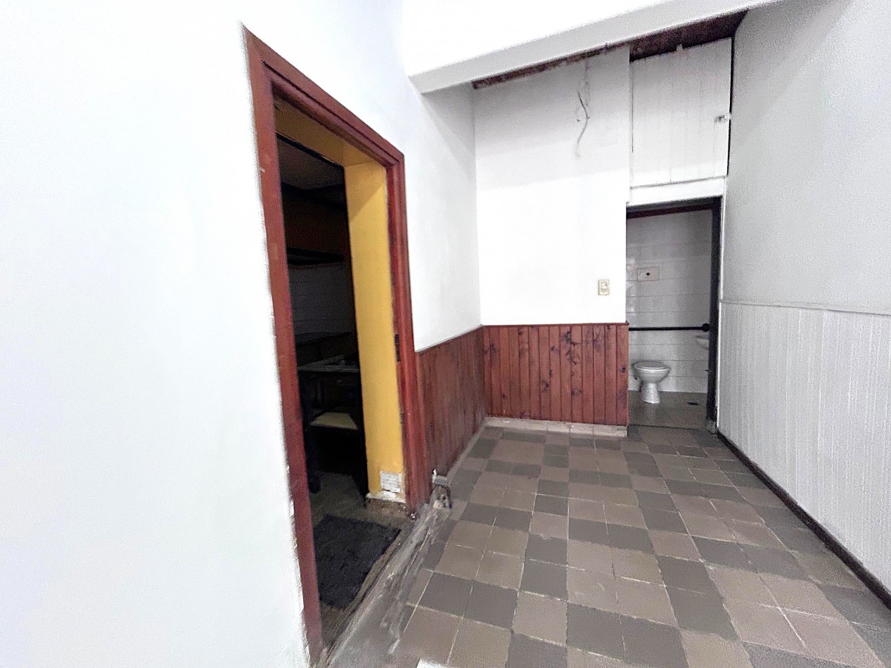 27 De Febrero 2200,  a metros de Bv Oroño, Amplio Local, dos baños, zona comercial