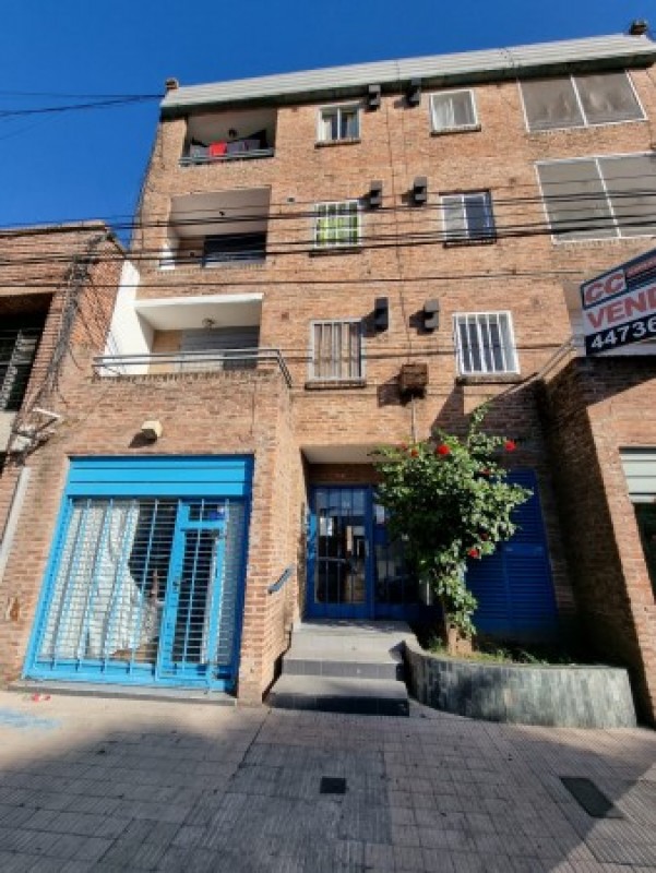 Chacabuco 1900, primer piso de escalera, con patio.