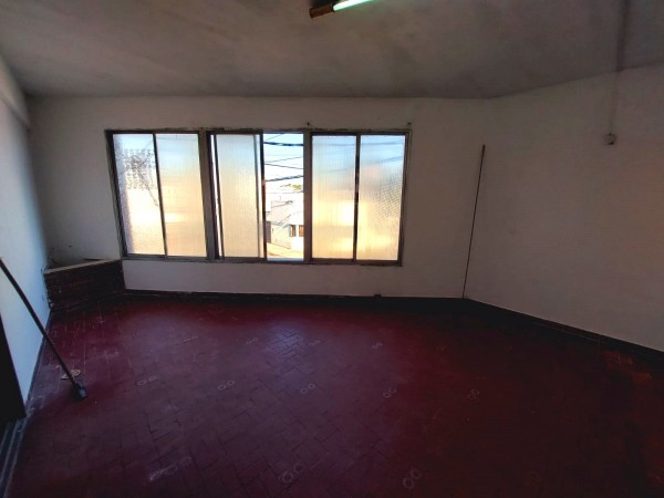 Liniers y Forest, planta alta, 3 dormitorios, patio terraza.