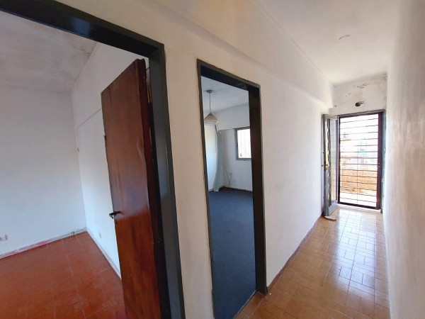 Liniers y Forest, planta alta, 3 dormitorios, patio terraza.