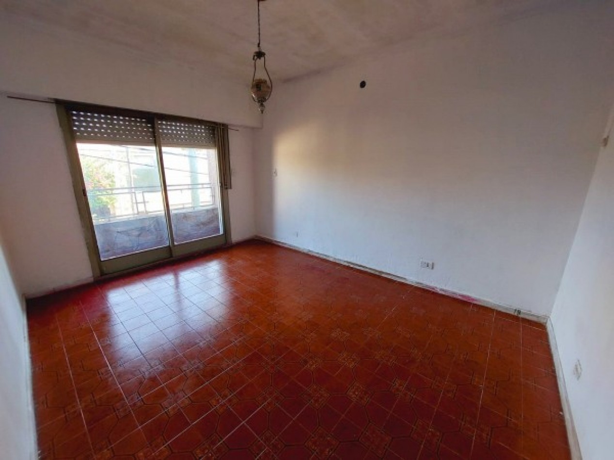 Liniers 1294, dos casas y un local en venta, en conjunto.