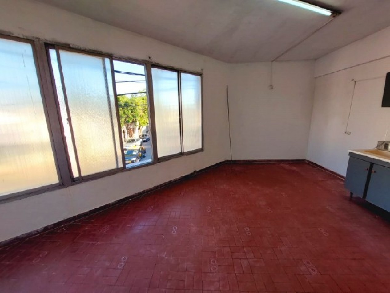 Liniers 1294, dos casas y un local en venta, en conjunto.