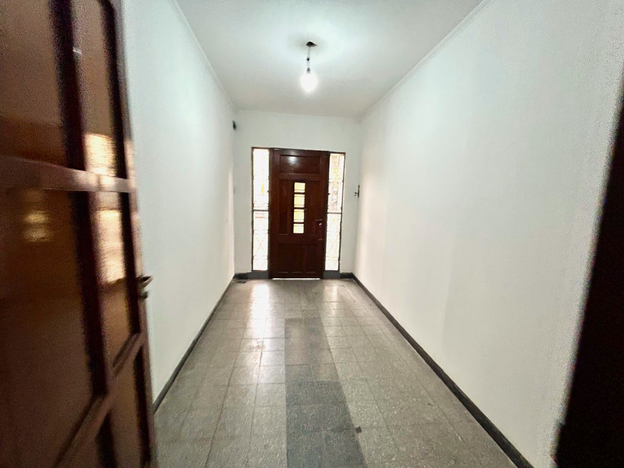 Lagos bis 73, casa de frente + local, 146 m2 de lote, 2 dormitorios y comodin. Ideal Constructora!