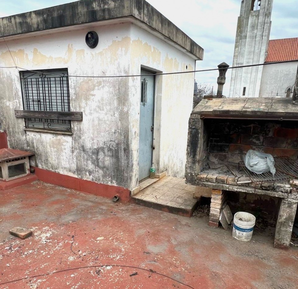 Paraguay 5300, a mts Avenida! casa de dos dormitorios, terraza.