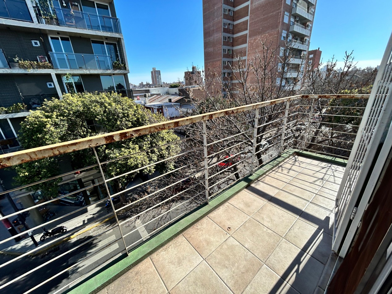 Viamonte 390, monoambiente, 3er piso de escalera, amplio, con balcon.