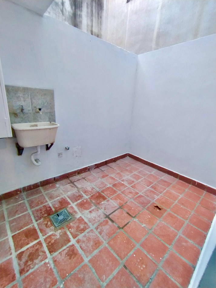 Suipacha 400, monoambiente planta baja con patio.