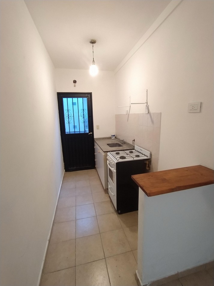 Suipacha 400, monoambiente planta baja con patio.