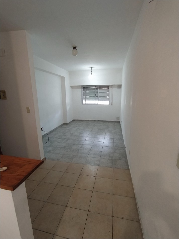 Suipacha 400, monoambiente planta baja con patio.