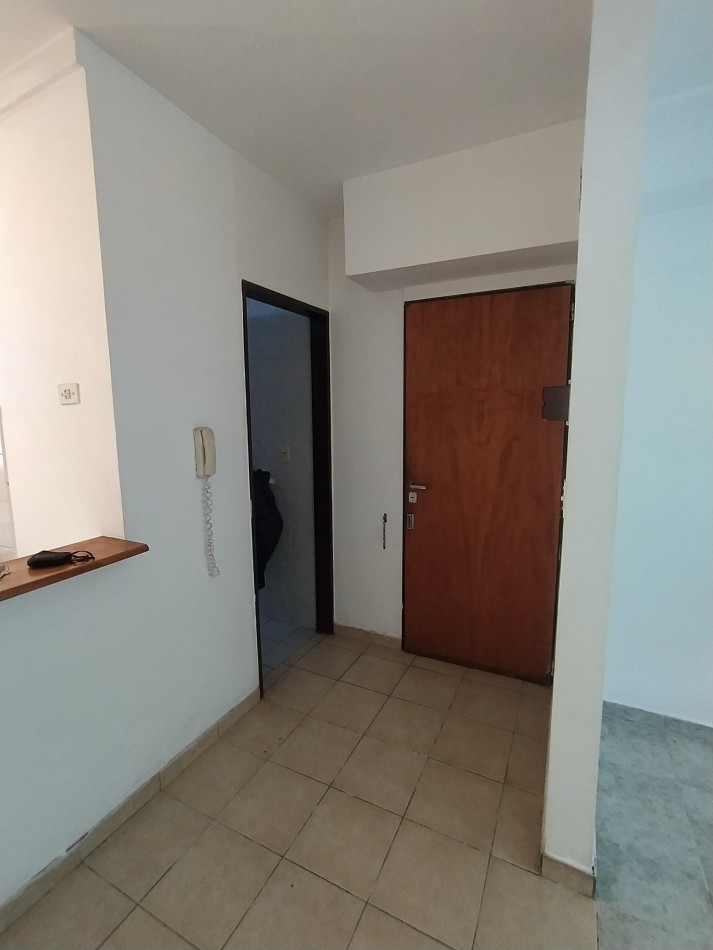 Suipacha 400, monoambiente planta baja con patio.