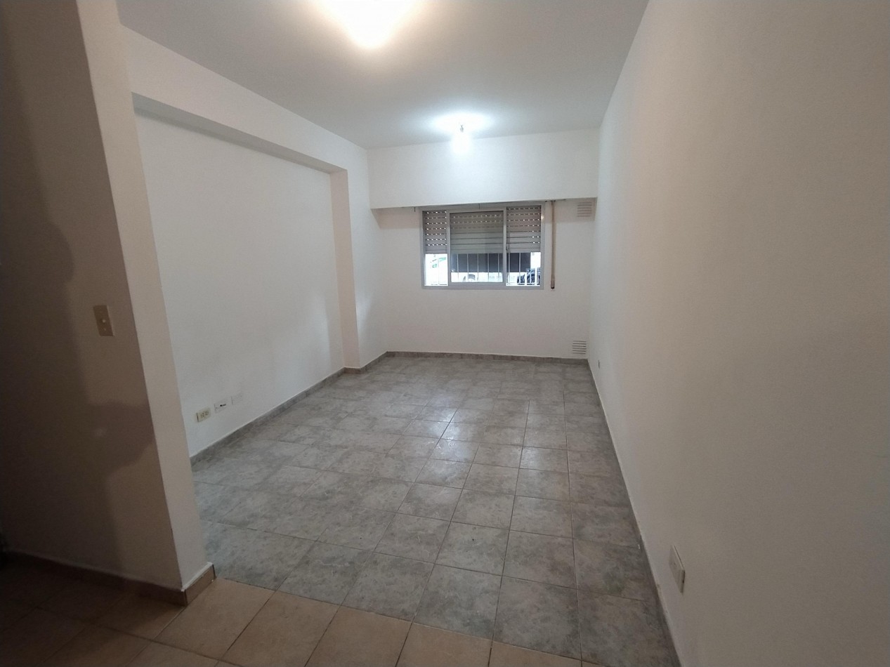 Suipacha 400, monoambiente planta baja con patio.