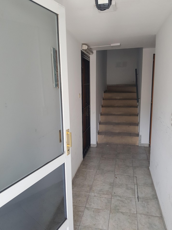 Suipacha 400, monoambiente planta baja con patio.