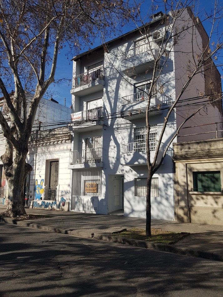 Suipacha 400, monoambiente planta baja con patio.