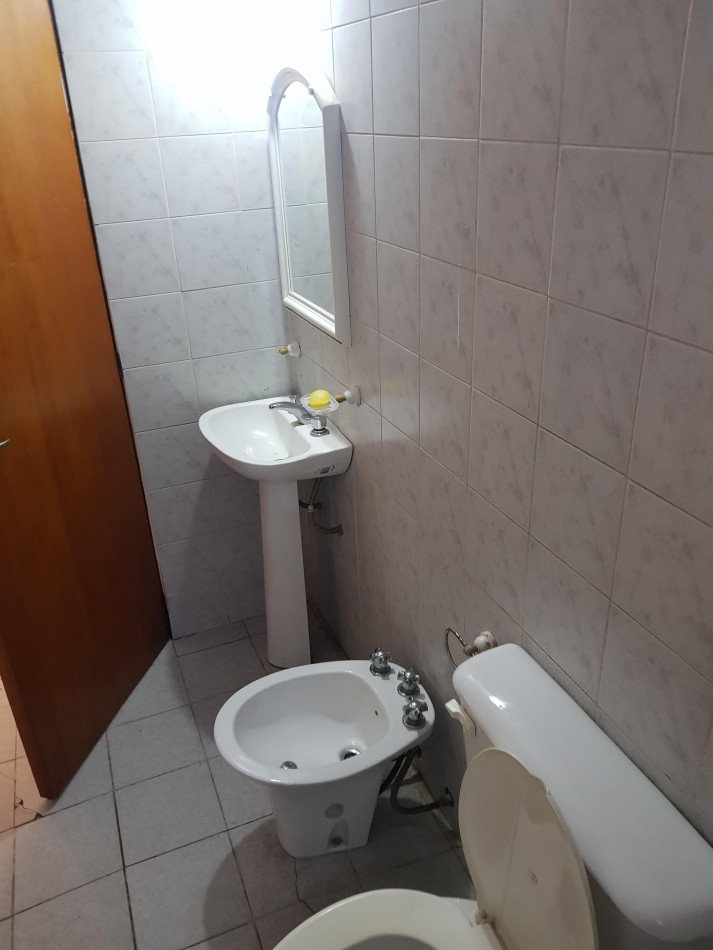 Suipacha 400, monoambiente planta baja con patio.