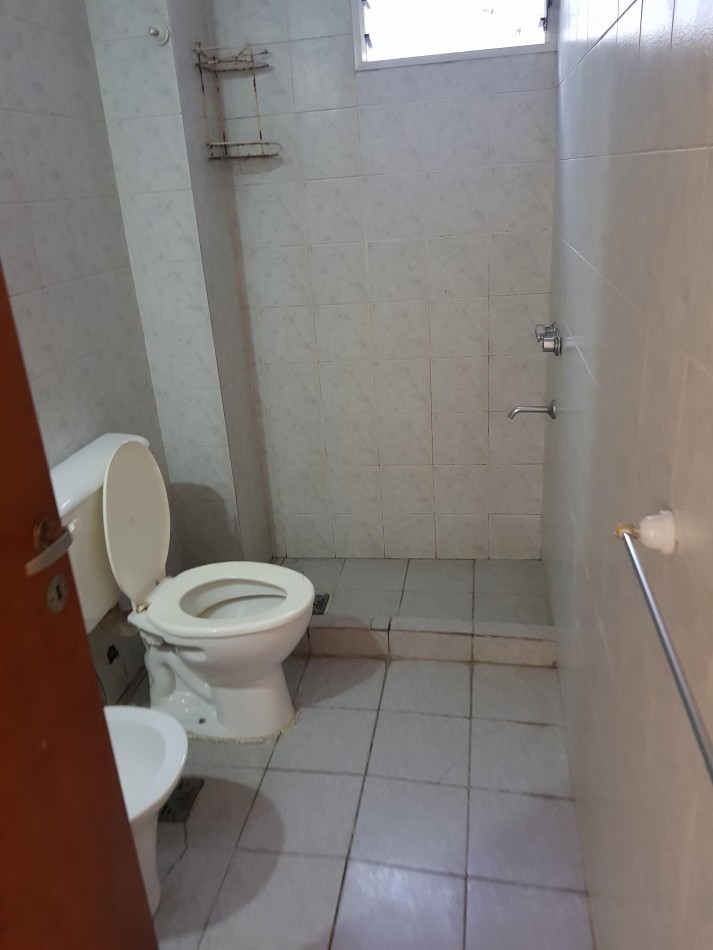 Suipacha 400, monoambiente planta baja con patio.