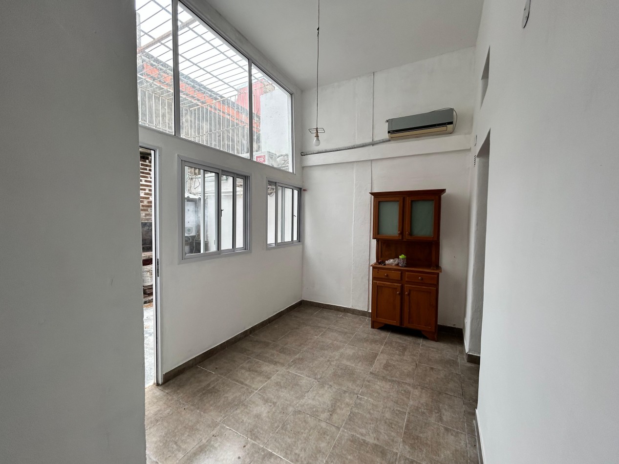 Pueyrredon 100, propiedad de pasillo, un dormitorio mas comodin, patio con parrillero, excelente zona