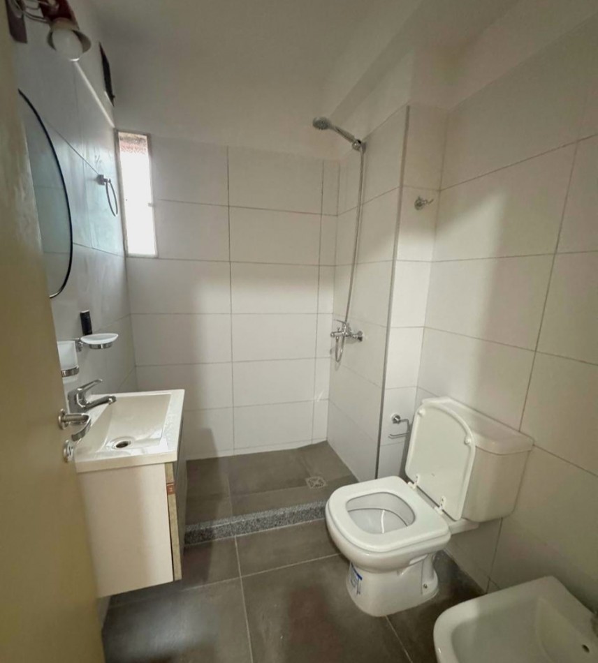 Oroño 200, departamento dos dormitorios, balcon al frente, excelente zona. Apta Credito! 