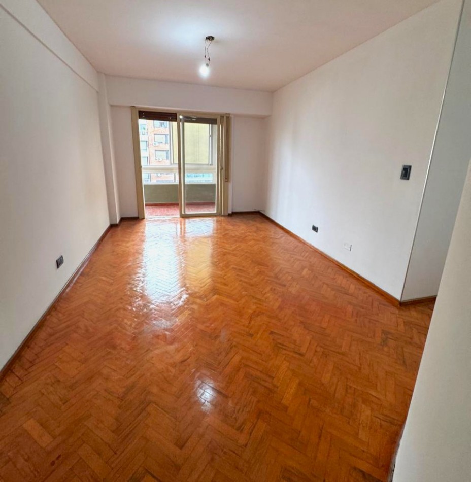 Oroño 200, departamento dos dormitorios, balcon al frente, excelente zona. Apta Credito! 