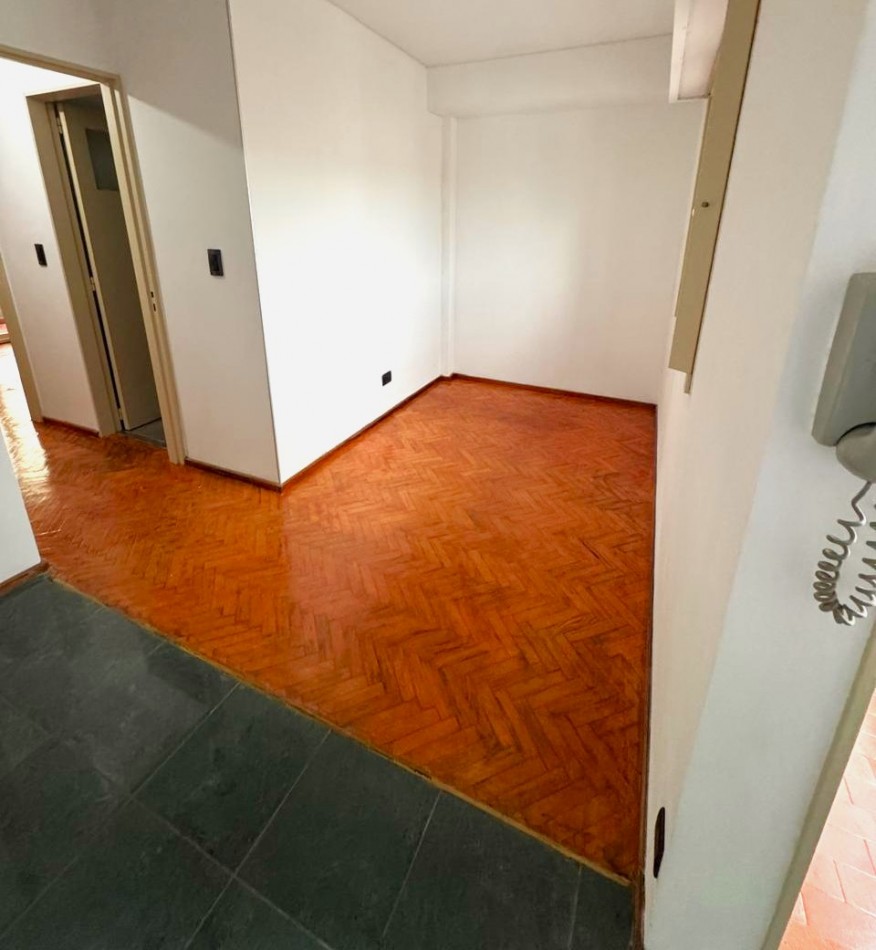 Oroño 200, departamento dos dormitorios, balcon al frente, excelente zona. Apta Credito! 