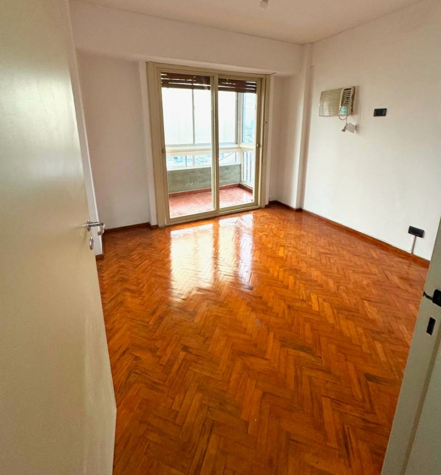 Oroño 200, departamento dos dormitorios, balcon al frente, excelente zona. Apta Credito! 