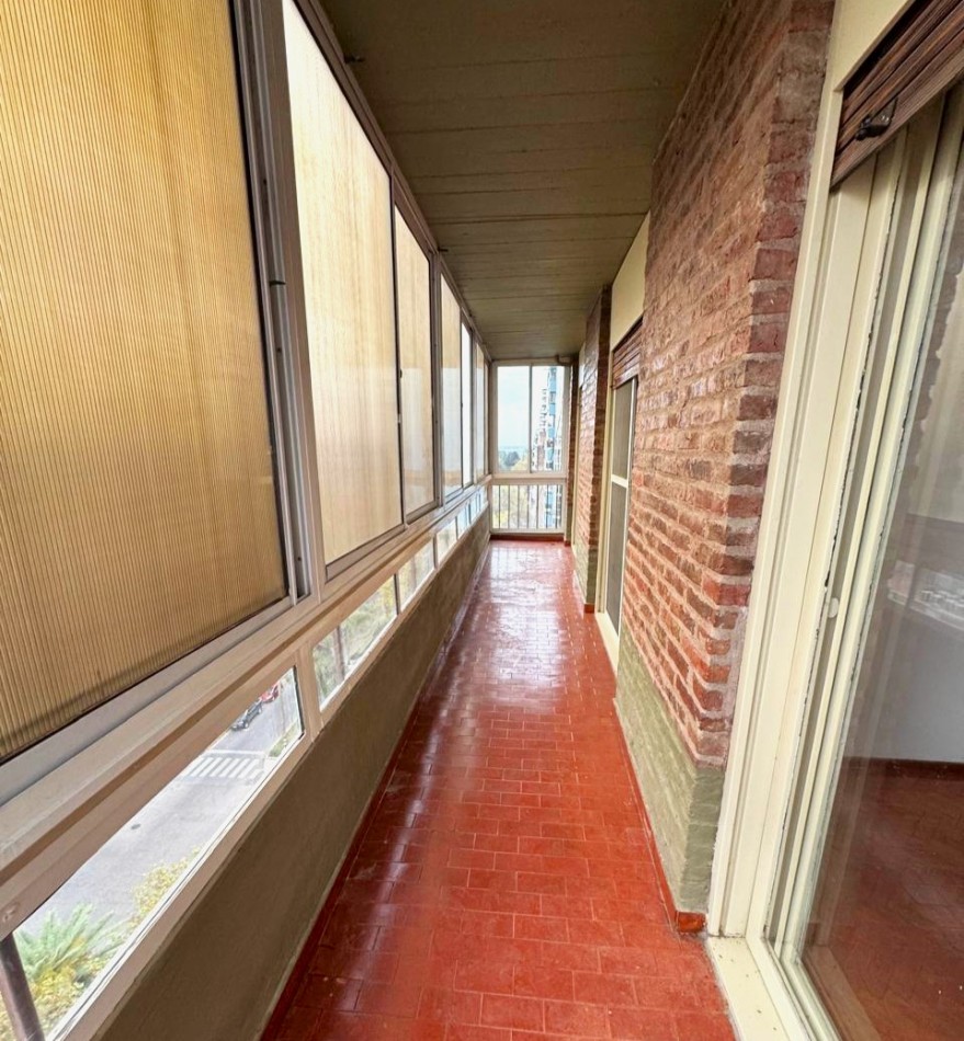 Oroño 200, departamento dos dormitorios, balcon al frente, excelente zona. Apta Credito! 
