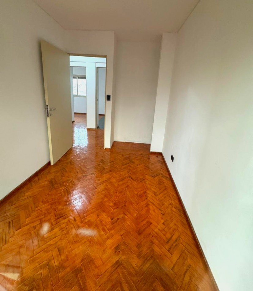 Oroño 200, departamento dos dormitorios, balcon al frente, excelente zona. Apta Credito! 