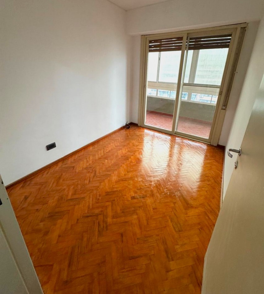 Oroño 200, departamento dos dormitorios, balcon al frente, excelente zona. Apta Credito! 