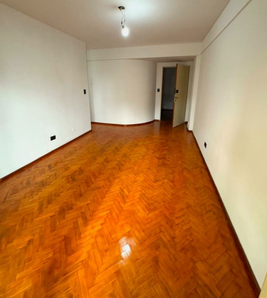 Oroño 200, departamento dos dormitorios, balcon al frente, excelente zona. Apta Credito! 
