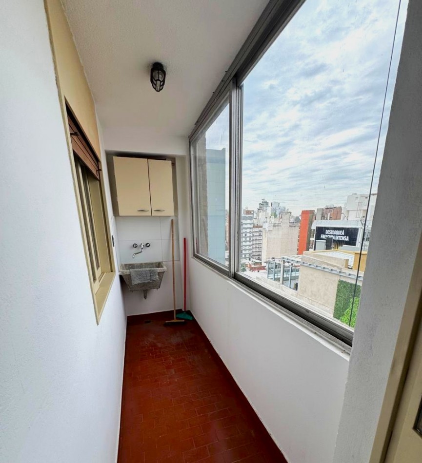Oroño 200, departamento dos dormitorios, balcon al frente, excelente zona. Apta Credito! 