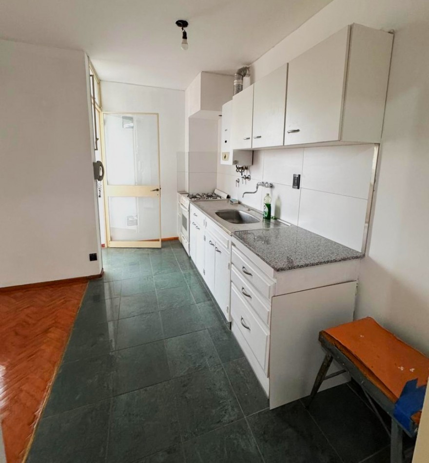 Oroño 200, departamento dos dormitorios, balcon al frente, excelente zona. Apta Credito! 