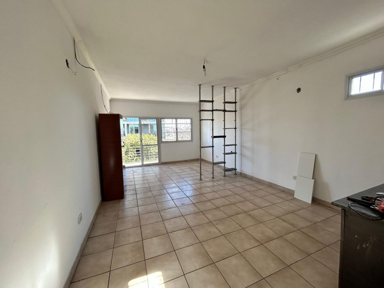 Viamonte 390, monoambiente, 3er piso de escalera, amplio, con balcon.
