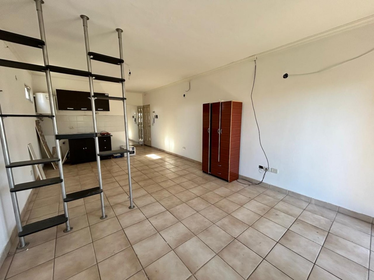 Viamonte 390, monoambiente, 3er piso de escalera, amplio, con balcon.