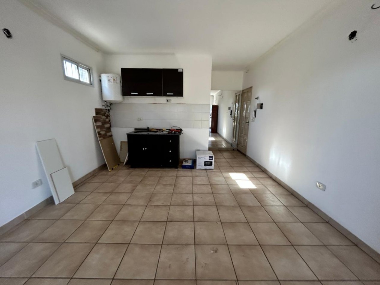 Viamonte 390, monoambiente, 3er piso de escalera, amplio, con balcon.