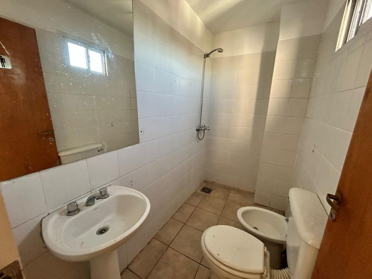 Viamonte 390, monoambiente, 3er piso de escalera, amplio, con balcon.