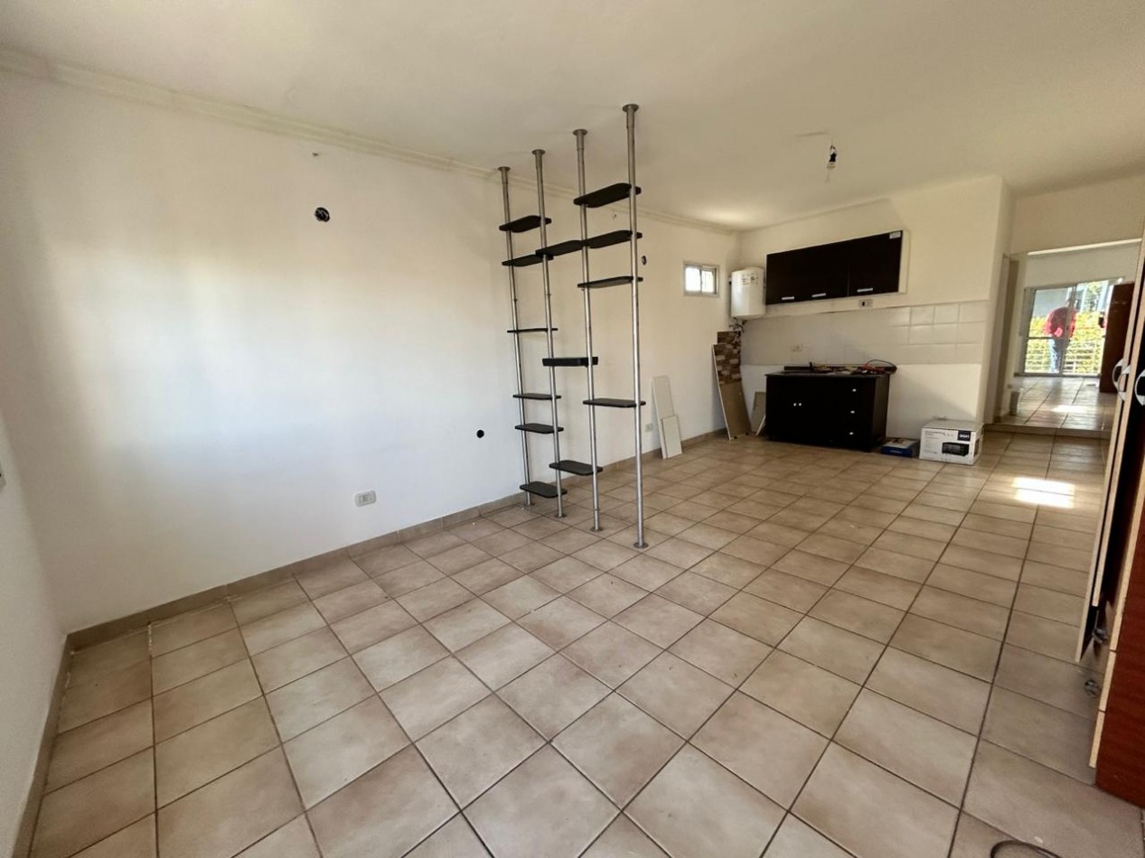 Viamonte 390, monoambiente, 3er piso de escalera, amplio, con balcon.