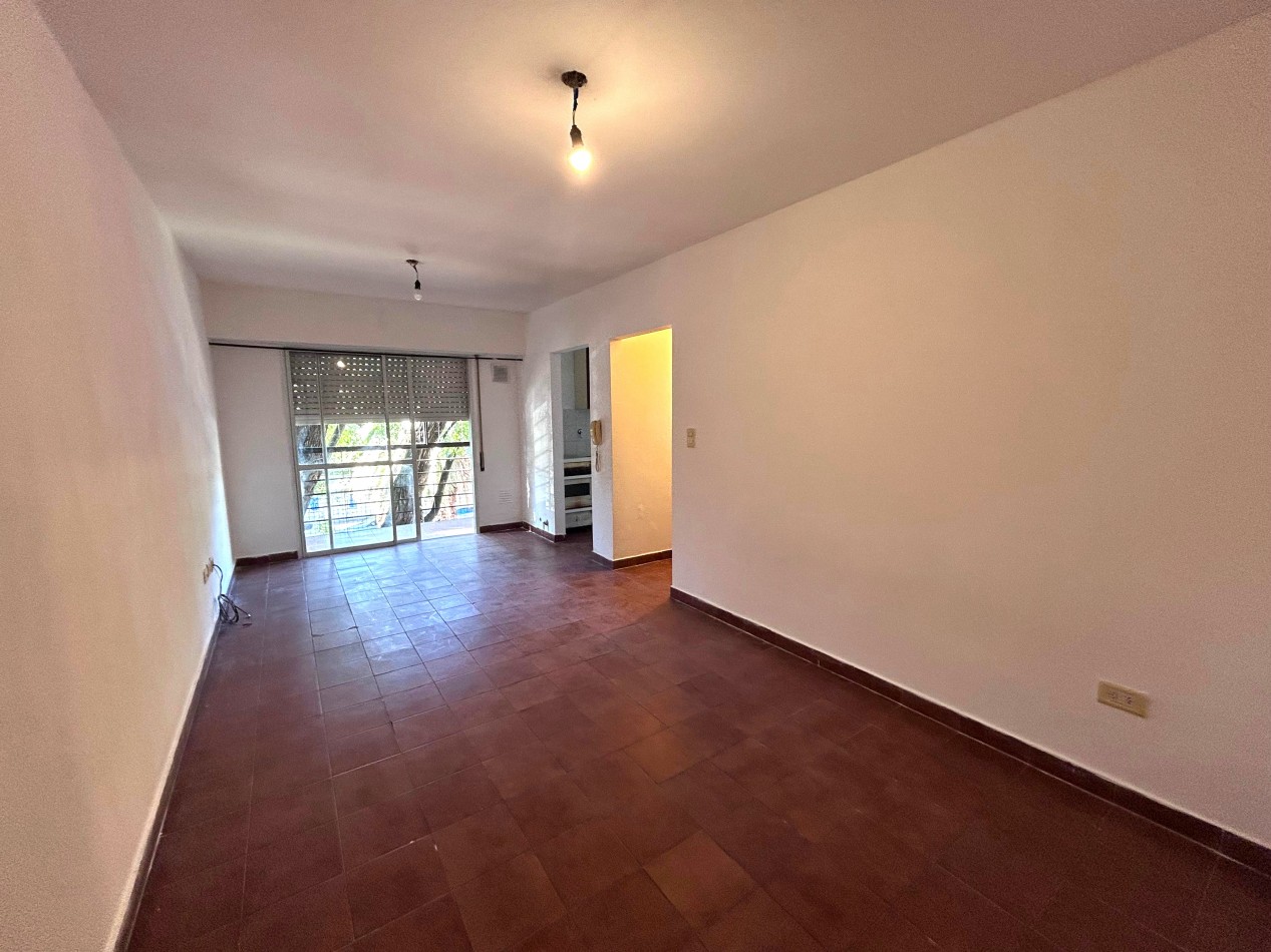 Av Francia 400, excelente oportunidad, muy buen estado, un dormitorio.