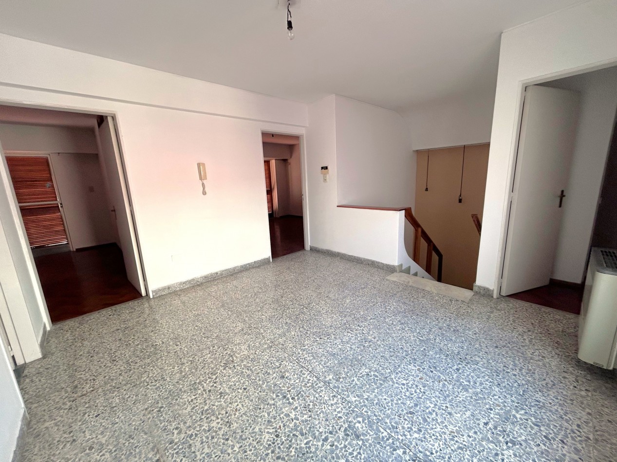Gaboto 800, amplia propiedad de 3 dormitorios, a una cuadra de Avenida San Martin, cochera, patio.