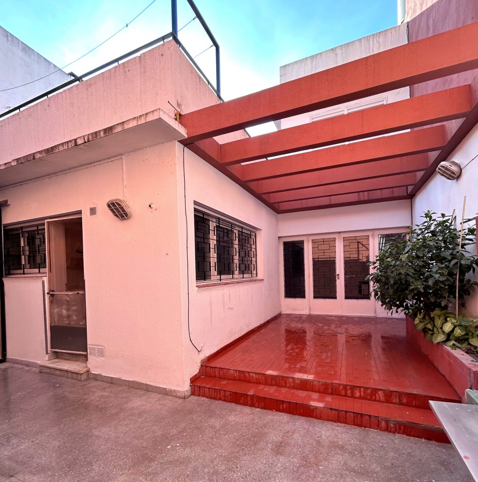 Gaboto 800, amplia propiedad de 3 dormitorios, a una cuadra de Avenida San Martin, cochera, patio.